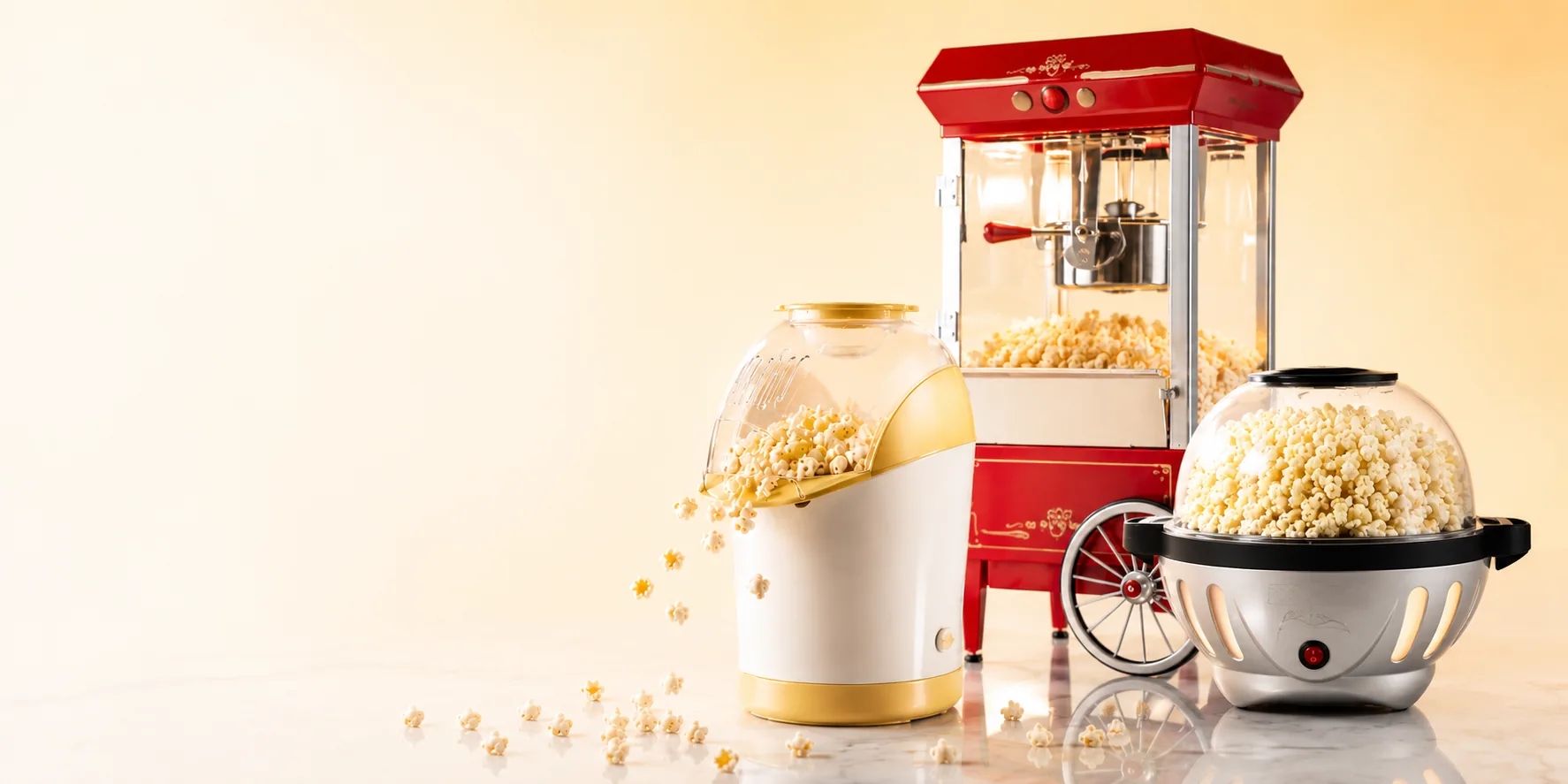 Drei unterschiedliche Popcornmaschinen-Typen im Überblick: Heißluft-Popper, Kino-Wagen und Kessel-Popcornmaschine